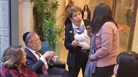 ח"כ יצחק פינדרוס ביקש לסיים את זכות הדיבור למשפחות חטופים, ואיבד את סבלנותו כאשר חברות כנסת שנכחו בחדר התנגדו