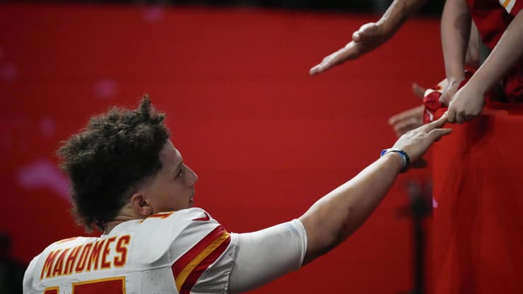 מהומס בלחיצת יד מנחמת (צילום: AP Photo/Stephanie Scarbrough) מהומס בלחיצת יד מנחמת בסיום