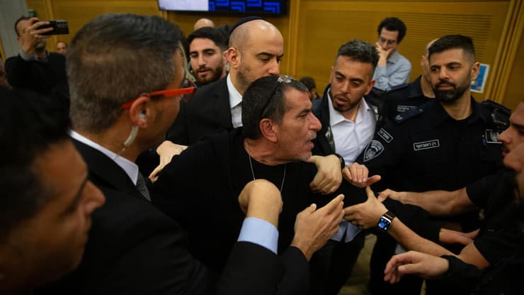 עימות בין משפחות שכולות: אלה שרוצות ועדת חקירה ממלכתית ואלה שרוצות חקירה אלטרנטיבית