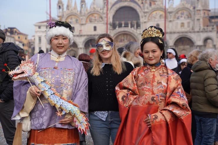 לקרנבל מגיעים משתתפים מכל העולם