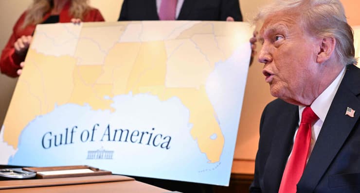 מציג את מפת "מפרץ אמריקה", השם החדש שנתן למפרץ מקסיקו, במשרדו במטוס האייר פורס 1, 10 בפברואר