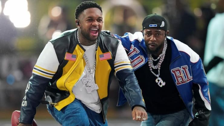 קנדריק לאמאר ומאסטרד במופע המחצית בסופרבול (צילום: AP) קנדריק לאמאר במופע המחצית בסופרבול