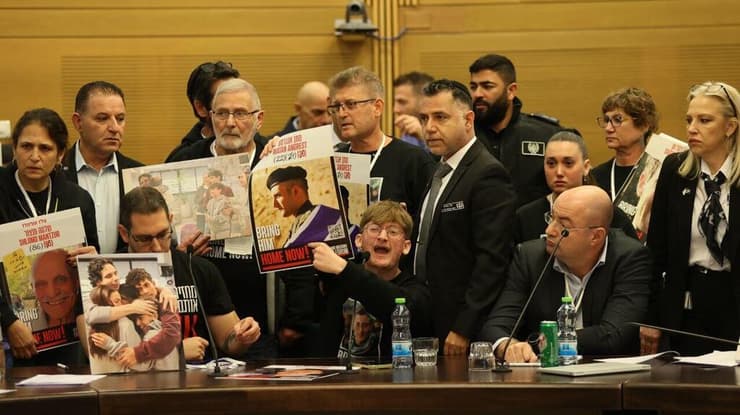 עימות בין משפחות שכולות: אלה שרוצות ועדת חקירה ממלכתית ואלה שרוצות חקירה אלטרנטיבית