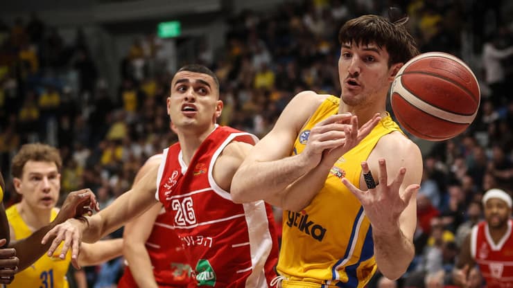 רומן סורקין מול ים מדר