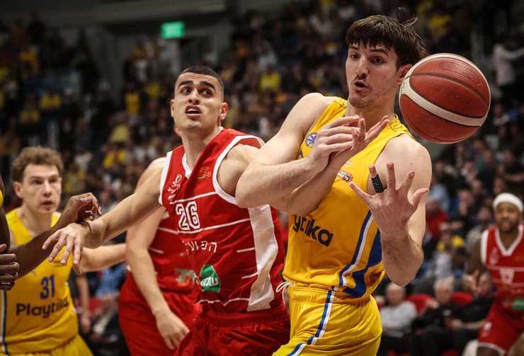 רומן סורקין מול ים מדר