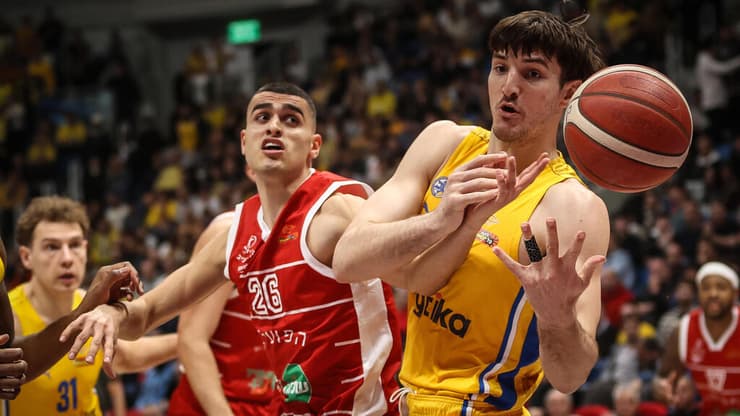 מכבי והפועל ת"א נשארות כרגע ביורוליג. רומן סורקין מול ים מדר (צילום: עוז מועלם) רומן סורקין מול ים מדר