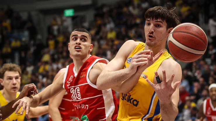 רומן סורקין מול ים מדר