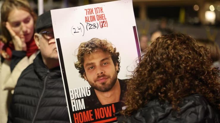 ציון יום הולדתו של החטוף אלון אהל בכיכר החטופים