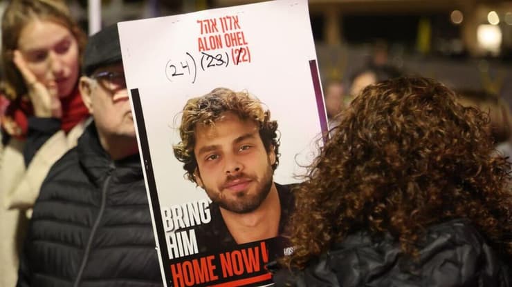 ״חיים שלמים לפניו״. אלון אהל עדיין בשבי (צילום: מוטי קמחי ) ציון יום הולדתו של החטוף אלון אהל בכיכר החטופים