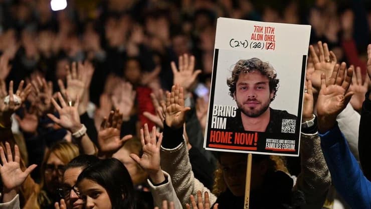 ציון יום הולדתו של החטוף אלון אהל בכיכר החטופים