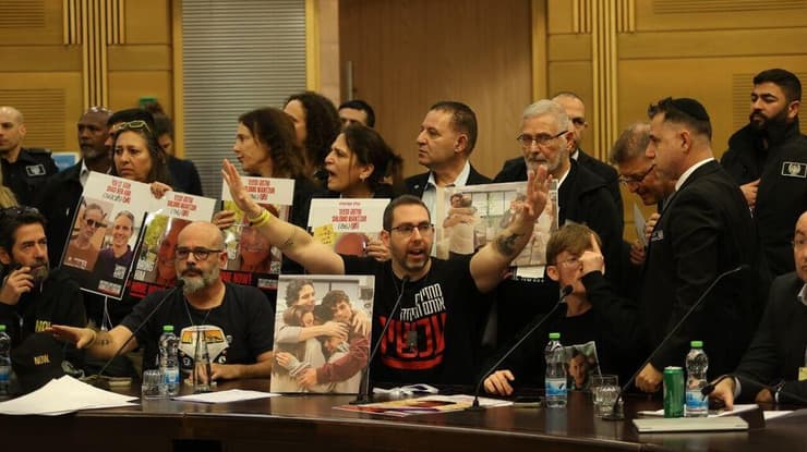 עימות בין משפחות שכולות: אלה שרוצות ועדת חקירה ממלכתית ואלה שרוצות חקירה אלטרנטיבית