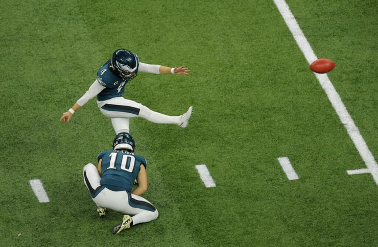 אליוט מסדר את ה-0:10 של האיגלס