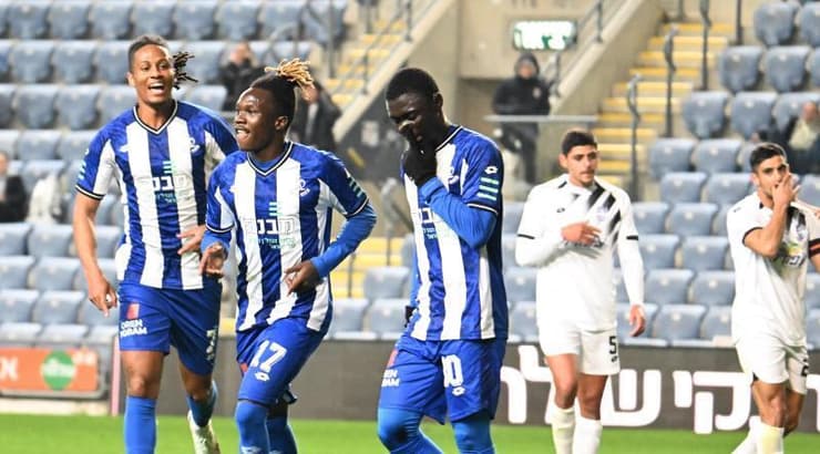 שחקני הפועל פתח תקווה חוגגים