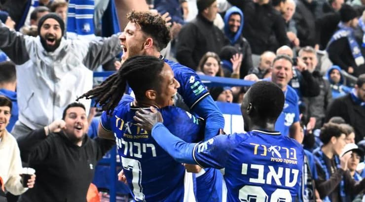 פרנק ריבולייה חוגג עם שחקני הפועל פתח תקווה