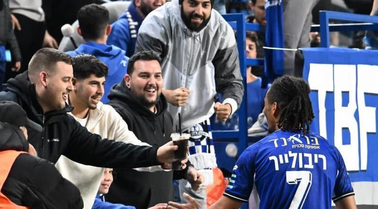 פרנק ריבולייה חוגג עם אוהדי הפועל פתח תחקווה