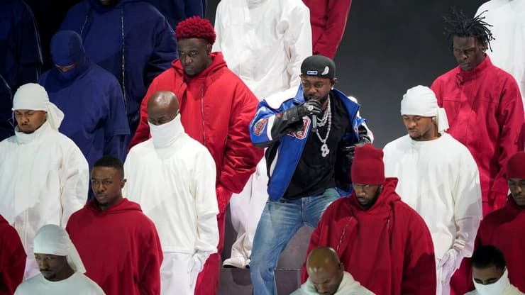 בנה את הקליימקס כרגע שנוי במחלוקת. קנדריק לאמאר במופע המחצית בסופרבול (צילום: AP) קנדריק לאמאר במופע המחצית בסופרבול