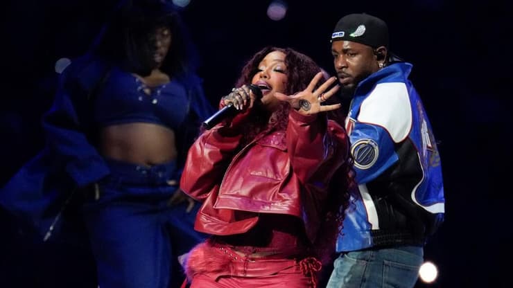 לפחות הקול היפהפה של סזה היה שם כדי לרכך את המכה. קנדריק לאמאר וסזה במופע המחצית בסופרבול (צילום: AP) קנדריק לאמאר במופע המחצית בסופרבול