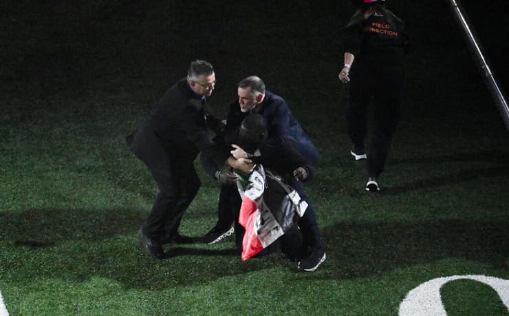 המאבטחים תופסים את המפגין