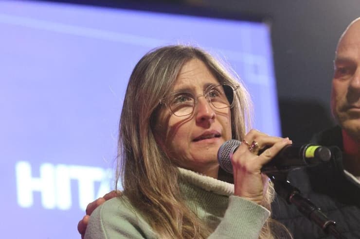 עידית אהל נואמת בציון יום הולדתו של החטוף אלון אהל בכיכר החטופים