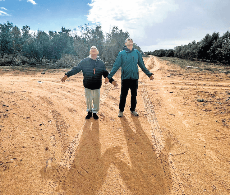 "רוח במפרשים". גדי מוזס בטיול בטבע עם בנו עודד (צילום: באדיבות המשפחה) "רוח במפרשים". גדי מוזס בטיול בטבע עם בנו עודד