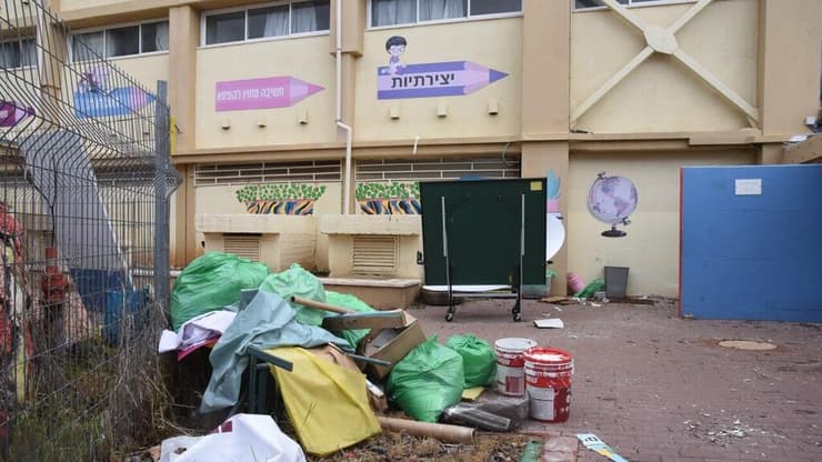 עבודות לשיקום מבני חינוך בקריית שמונה (צילום: אביהו שפירא ) עבודות לשיקום מבני החינוך בקריית שמונה