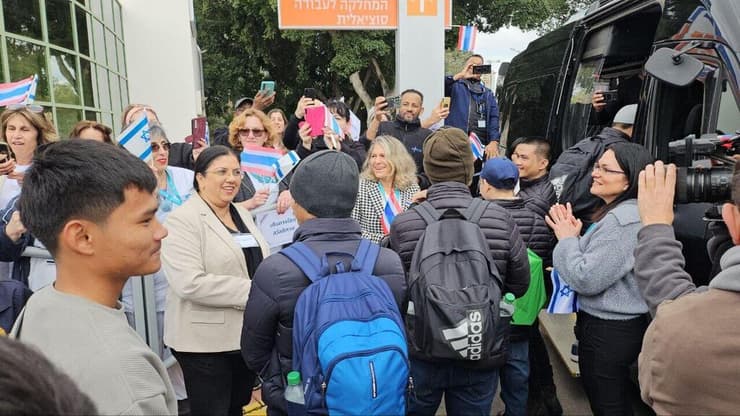 בתמונות: חזרת חטופים תאילנדים לתאילנד מהמרכז הרפואי שמיר, אסף הרופא (צילום: רן עזר) חזרת חטופים תאילנדים לתאילנד מבית חולים שמיר אסף הרופא