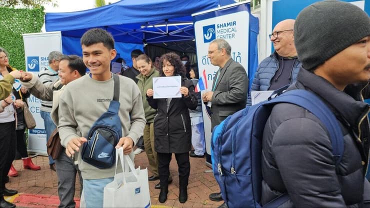 פאם: "בטיפול פסיכולוגי מערבי מושם דגש על חקירה מעמיקה של רגשות ורצונות, דבר שאינו טבעי לתרבות התאילנדית"
(צילום: רן עזר) חזרת חטופים תאילנדים לתאילנד מבית חולים שמיר אסף הרופא