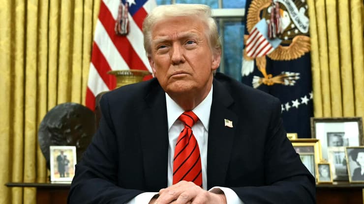 נשיא ארה"ב טראמפ חותם על צווים ב החדר הסגלגל הבית הלבן