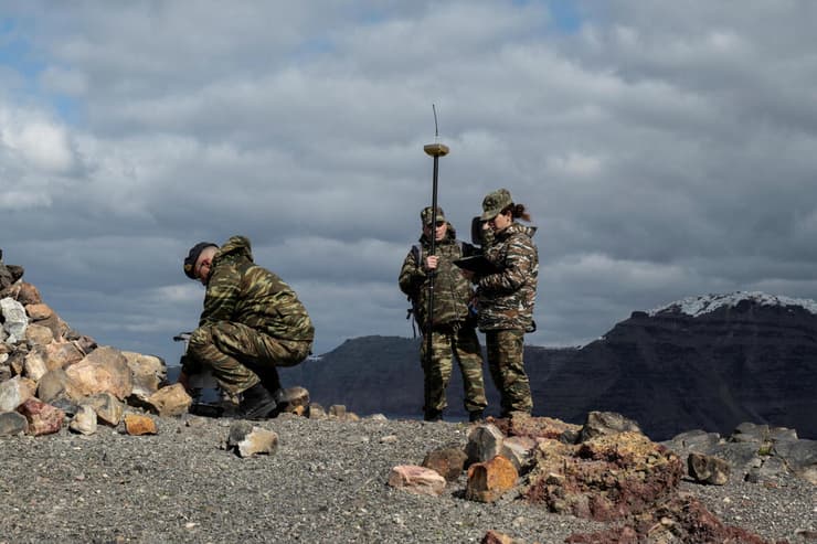 המדענים עוקבים אחר הפעילות הסיסמית. צוות בדיקה באי סמוך (צילום: REUTERS/ Max Gyselinck) יוון סנטוריני רעידות אדמה מומחים עורכים מדידות באי סמוך