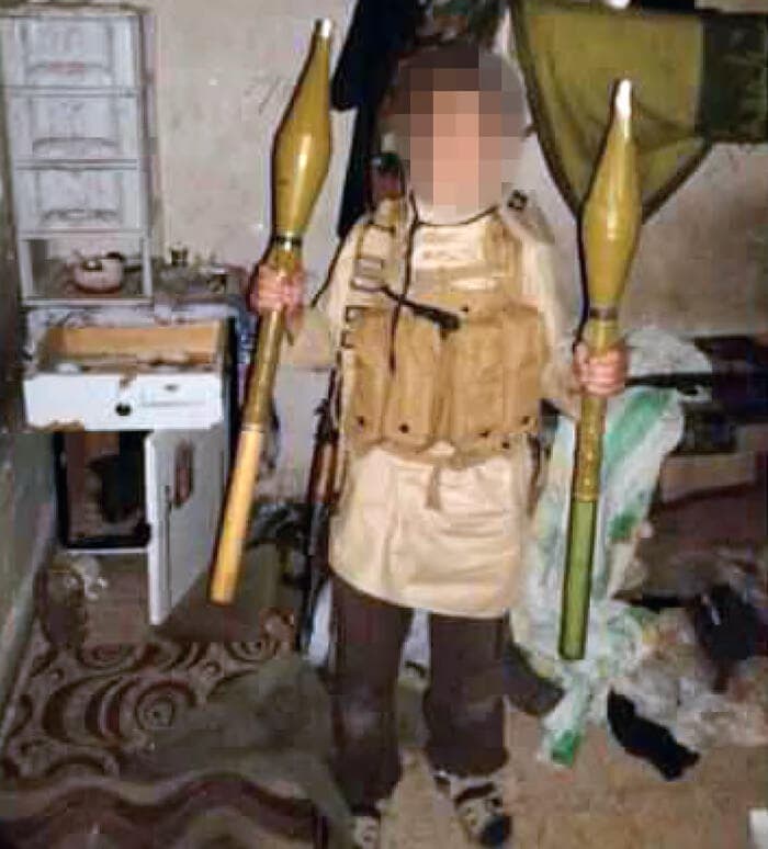  בנה של לינה אישאק אזרחית שבדיה  שהורשעה בהצטרפות ל דאעש ב סוריה ובשיעבוד נשים יזידיות