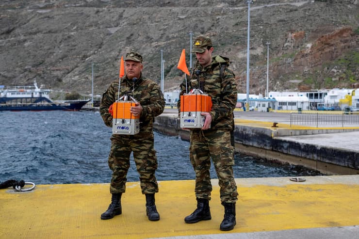 צוות מומחים עורך מדידות קרקע על רקע רעידות האדמה, באי סמוך לסנטוריני (צילום: REUTERS/ Max Gyselinck) יוון סנטוריני רעידות אדמה מומחים עורכים מדידות באי סמוך