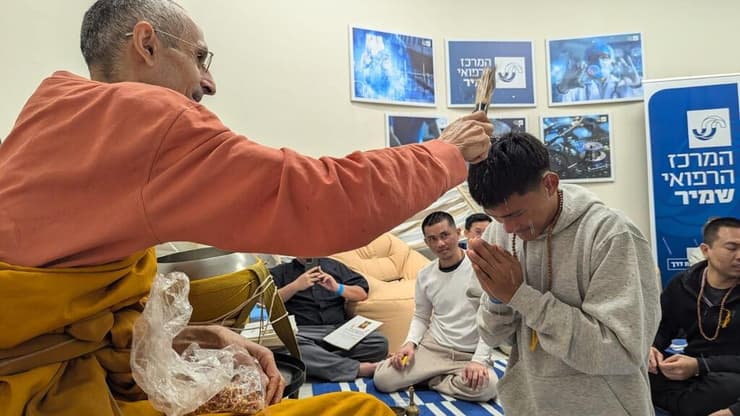 הנזיר עופר עדי בטקס בודהיסטי במתחם השבים עם החטופים וצוות המטפלים התאילנדי ישראלי