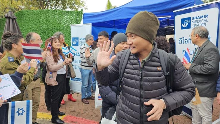 אחד מפדויי השבי התאילנדים נפרד לשלום מצוות הטיפול לפני חזרתו הביתה לתאילנד (צילום: רן עזר) חזרת חטופים תאילנדים לתאילנד מבית חולים שמיר אסף הרופא