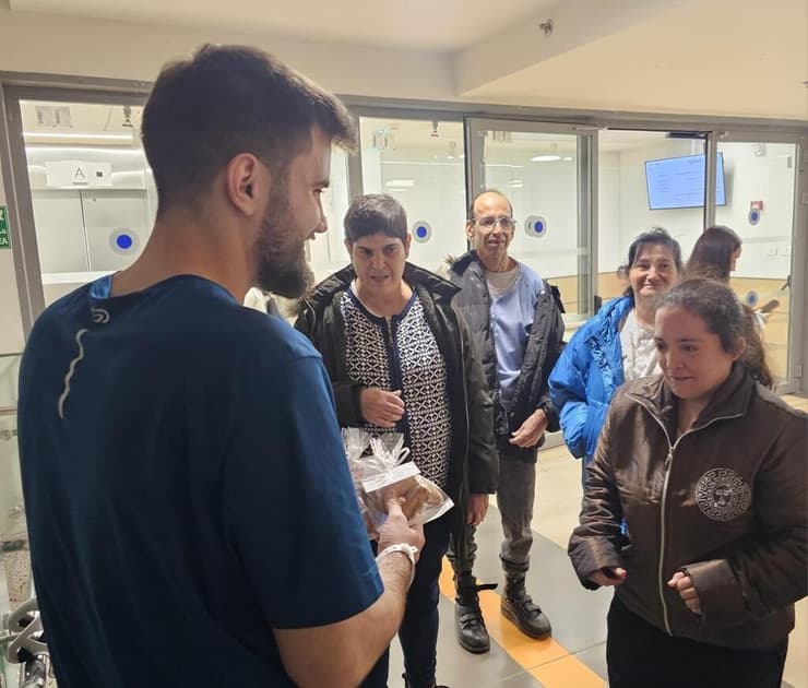 הדיירים בביקור אצל חיילים פצועים שעוברים שיקום בבית לוינשטיין