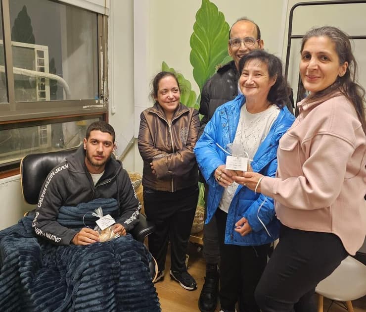 הדיירים בביקור אצל חיילים פצועים שעוברים שיקום בבית לוינשטיין