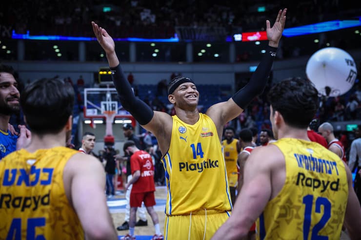 ידעה יותר טוב מה היא רוצה מעצמה בדקות הסיום הלחוצות. שחקני מכבי ת"א חוגגים בסיום (צילום: עוז מועלם) רוקאס יוקובאיטיס