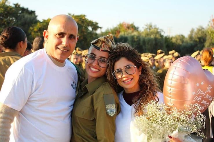 טקס סיום הקורס של טליה אשרם ביחד עם משפחתה 