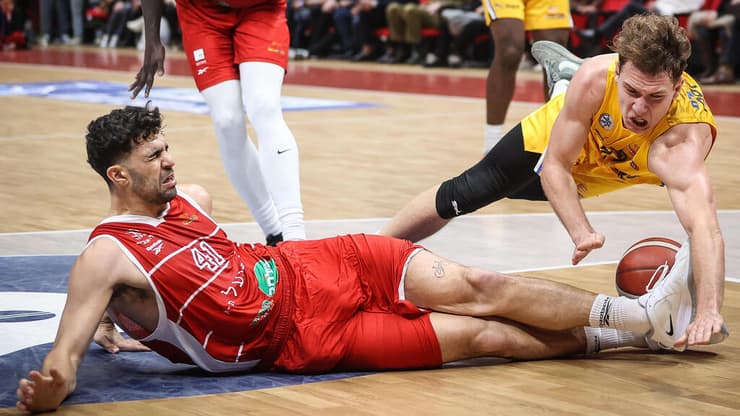 משחק עם תהפוכות והמון לחץ. יוקובאיטיס מול גינת (צילום: עוז מועלם) יוקובאיטיס מול גינת