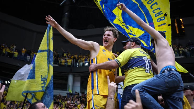 יוקובאיטיס חוגג עם הקהל, בסיום הדרבי (צילום: עוז מועלם) רוקאס יוקובאיטיס