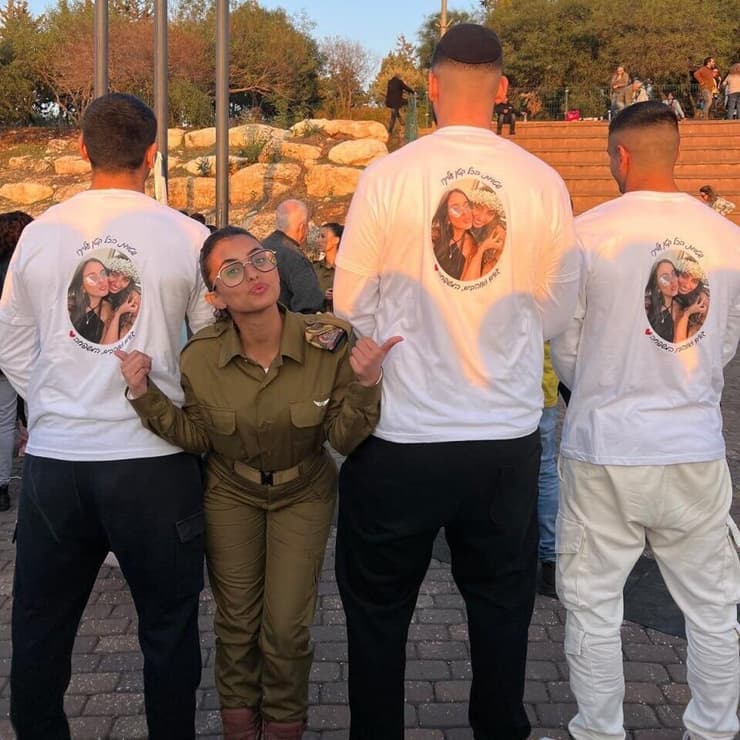 טקס סיום הקורס של טליה אשרם ביחד עם משפחתה 
