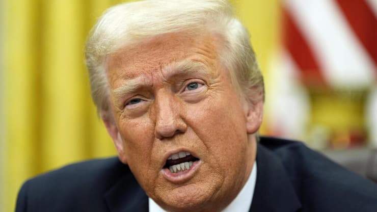 נשיא ארה"ב טראמפ חותם על צווים ב החדר הסגלגל הבית הלבן