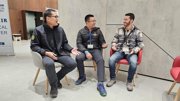 בין אנשי הצוות: מימין - דניאל פורת, פסיכולוג ישראלי דובר תאלנדית, באמצע - ד"ר פומוויט פוטקיאו, פסיכיאטר תאילנדי, משמאל - ד"ר פירוואט צ'אנטאנה, רופא הטראומה התאילנדי (צילום: רן עזר) צוות מטפלים המרואיינים בכתבה. מימין פסיכולוג ישראלי דובר תאלנדית, באמצע: פסיכיאטר תאילנדי. משמאל רופא מנתח טראומה תאילנדי