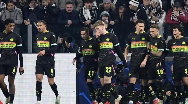 שחקני פ.ס.וו איינדהובן חוגגים (רויטרס) שחקני פ.ס.וו איינדהובן חוגגים