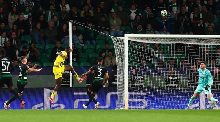 הכדור של סהרו גיראסי בדרך לרשת (רויטרס) הכדור של סהרו גיראסי בדרך לרשת