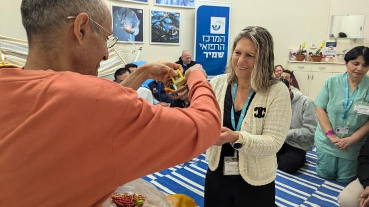 בתמונות: הנזיר עופר עדי בטקס בודהיסטי במתחם השבים עם החטופים וצוות המטפלים התאילנדי-ישראלי (צילום: שבתאי יצחק עידן, דוברות המרכז הרפואי שמיר) הנזיר עופר עדי בטקס בודהיסטי במתחם השבים עם החטופים וצוות המטפלים התאילנדי ישראלי