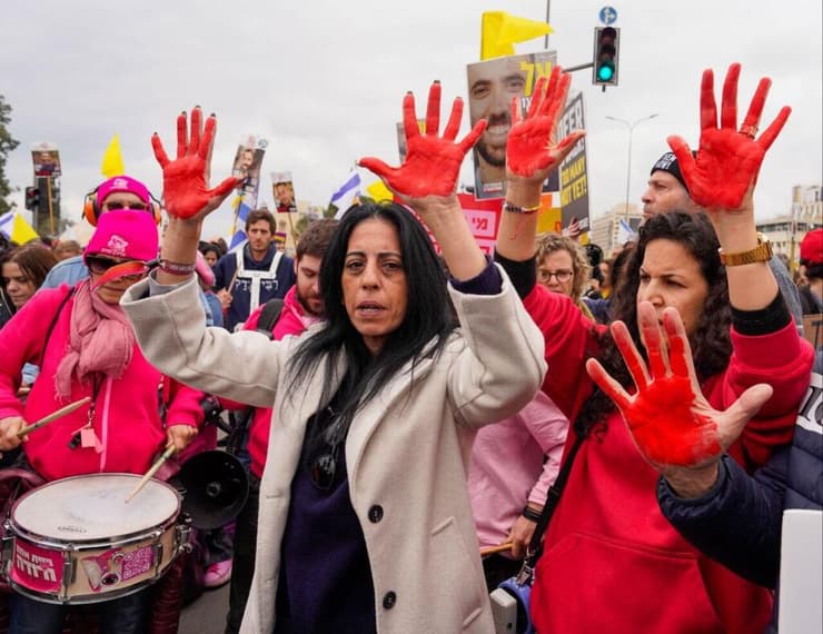 מחאת משפחות חטופים. "לא בודק סקרים" (צילום: שלו שלום) הפגנה של משפחות חטופים יחד עם פעילים למען מימוש ההסכם בכיכר הג׳וינט בירושלים