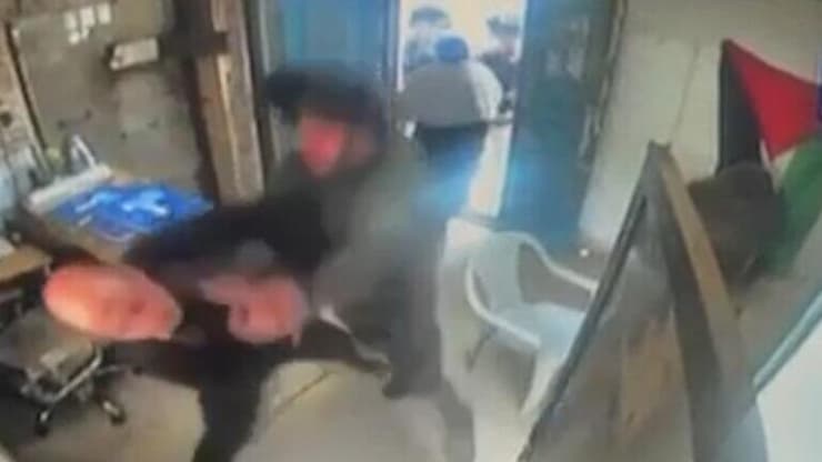 לוחם המג״ב בתחנת המשטרה הפלסטינית תיעוד מחברון - לוחם תועד פורץ לתחנת משטרה של המנגנונים ומכה שוטר פלסטיני