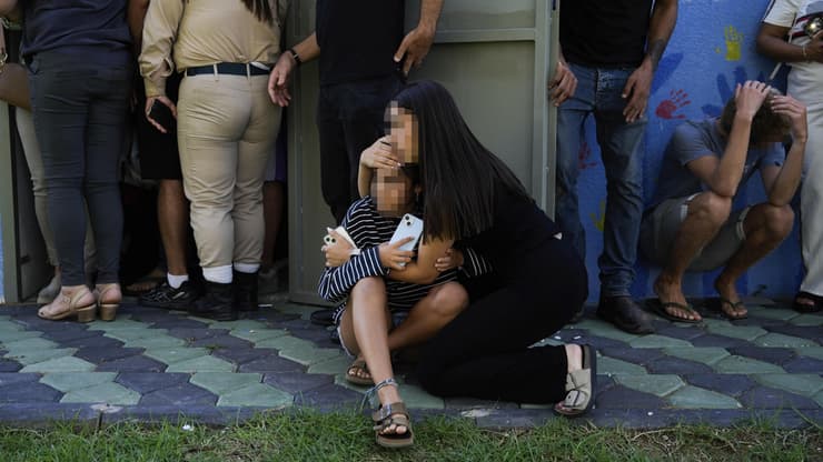 תופסים מחסה בנהריה בשעת אזעקה בעקבות ירי רקטות