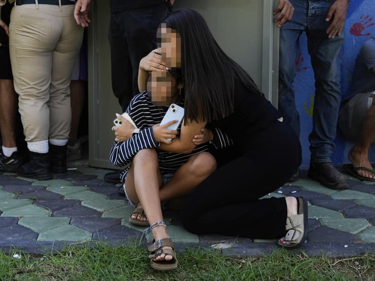 תופסים מחסה בנהריה בשעת אזעקה בעקבות ירי רקטות