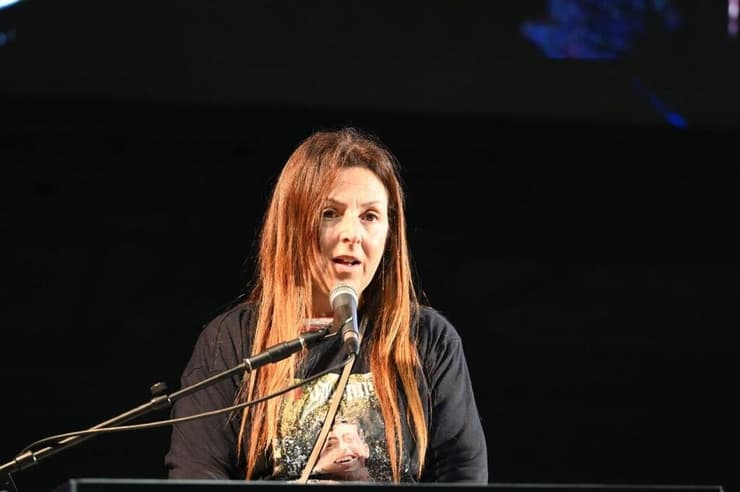 איילת סמרנו, אמו של החטוף יונתן סמרנו בערב שרים לשובם בכיכר החטופים 